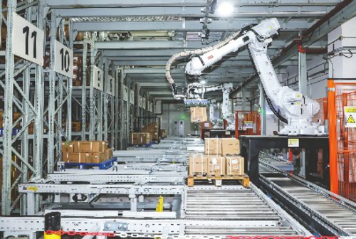 生物医药产业是世界创新最为活跃的新兴产业之一。广州市正加快推动生物医药产业集群化、融合化、生态化发展,打造世界级生物医药产业集群。图为国药控股广州有限公司的全自动装载车间。
中国生物产业大会组委会/供图