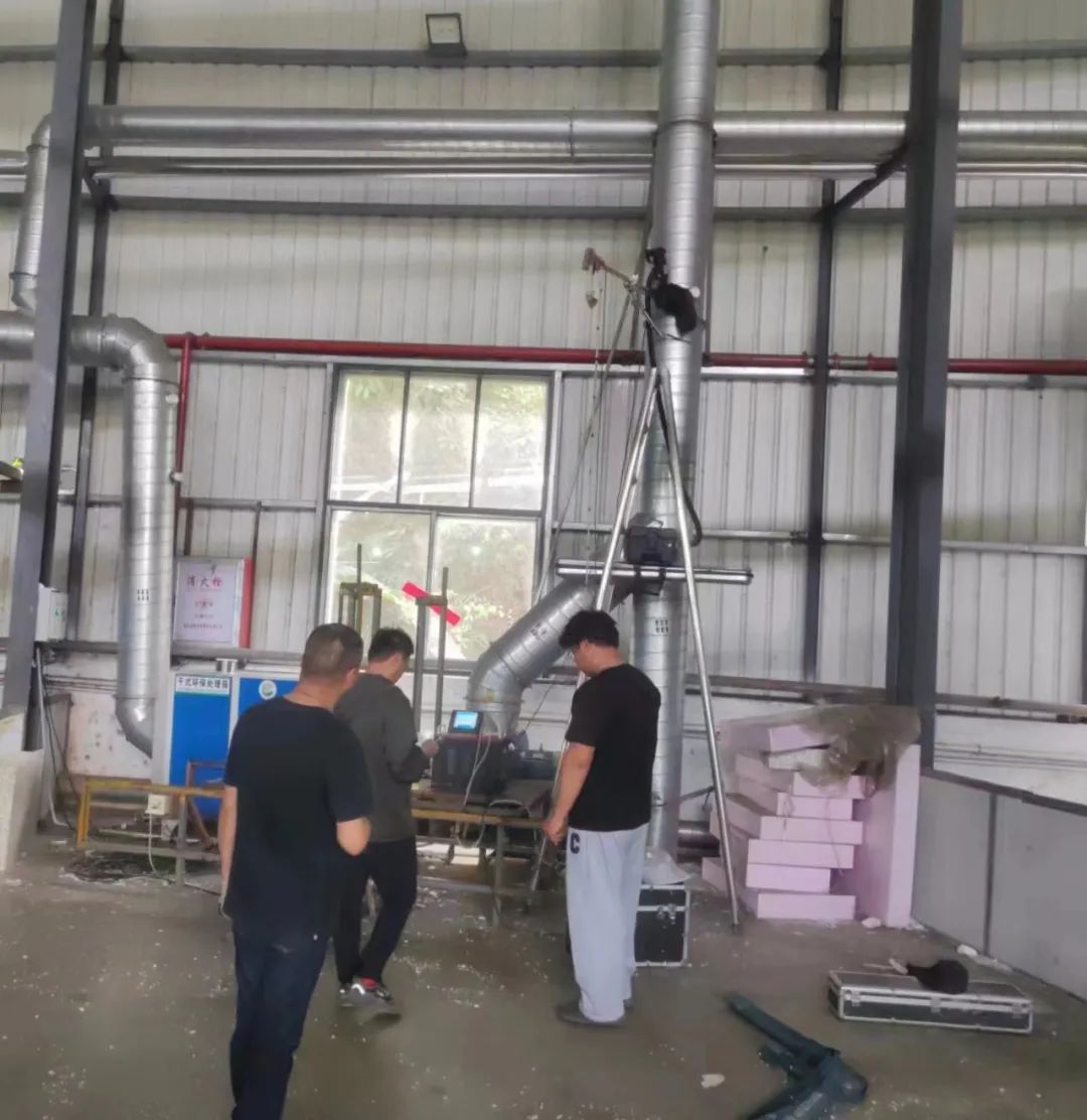 监测人员对废气采样口进行采样检测