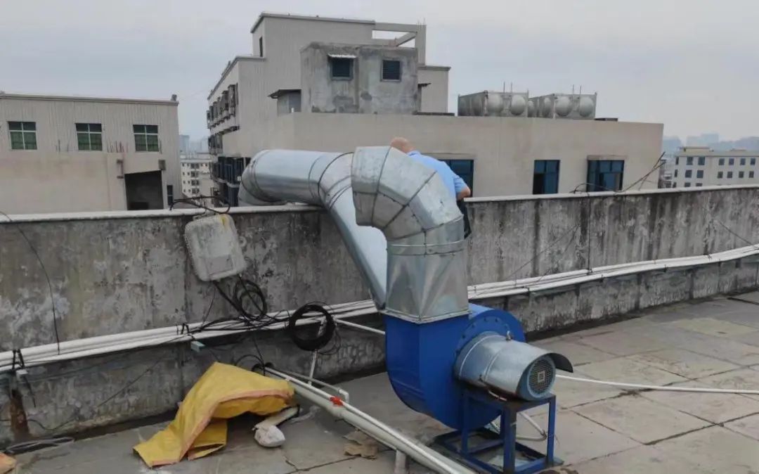 未配套安装VOCs污染防治设施，废气未经处理直接排放