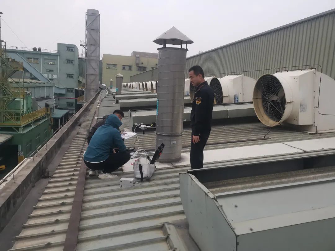 监测人员对废气采样口进行采样检测