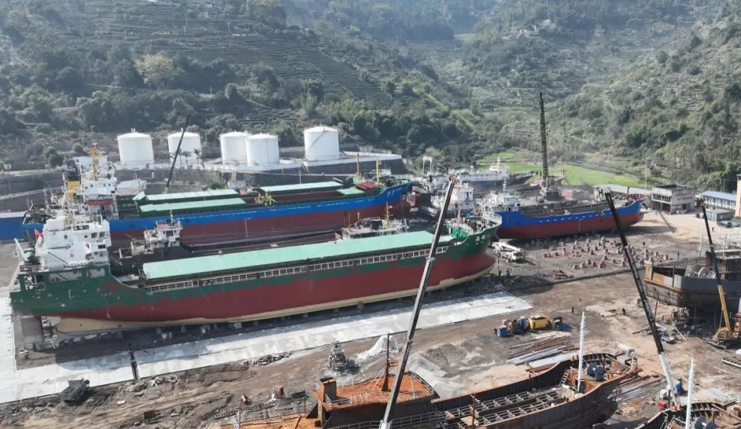 露天喷漆未按规定安装废气收集治理设施