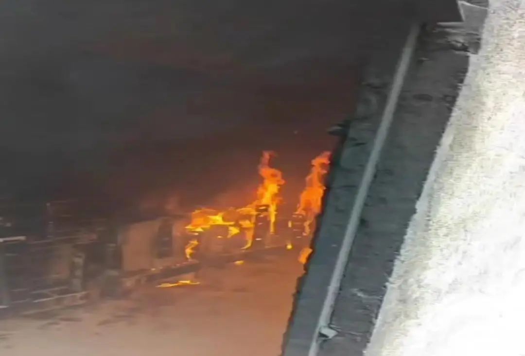 焚烧间内正在焚烧滤网，未完全密闭